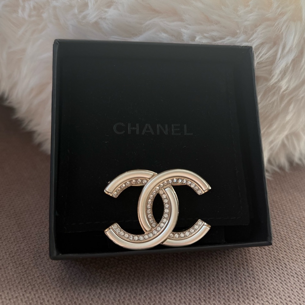 CHANEL CC Brooch / Pin – Champagne Gold with Crystals - Picture 7 of 10